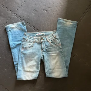 Lågmidjade utsvängda only jeans  - Jätte snygga utsvängda lågmidjade jeans!! Köpte här på vinted men säljer för de inte kommer till användning 💕storlek 34/34, pris kan diskuteras