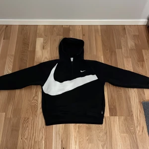 Nike hoodie  - Tröjan är rätt stor jag är 180cm och den sitter bra på mig. Jag säljer den för att jag inte riktigt använder den något mer. Pris kan diskuteras 