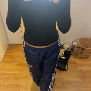 Adidas byxor - Adidas byxor. Med en bakficka  Stretchigt resårband i midjan, passar mig som e 160. Läs alltid min bio före köp!