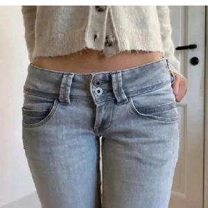 Pepe jeans - (Straight) har sprätt upp längst ner, kom privat för bild ❤️ passar bra på mig som är 168, de två första bilderna är inte mina