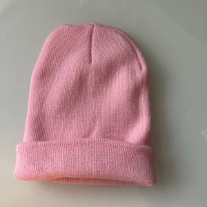 Helt NY rosa mössa - Helt nya mössor i mjuk finstickning. Köp en färg eller flera! Varva! Ha dubbla! Go crazy! Luften är fri.   1 för 30:- 2 för 50:-  Hämtas i Stockholm eller skickas mot porto. 