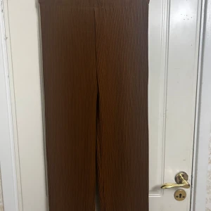 Bruna raka byxor  - Bruna byxor som passar perfekt till både vardag och fest! Ett basplagg för året runt. Aldrig använts , nyskick.