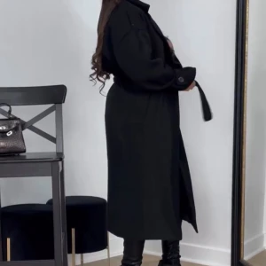 Svart kappa - jeans industri  - Snygg kappa från jeans industri . Den är varm av sig 