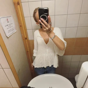 Vit blus!! - Blus från gina tricot, använd fast nyskick!🫶🏻