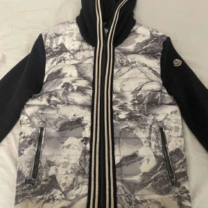 Moncler cardigan  - Den är gamla modellen och limited edition men i väldigt bra skick nästintill ny! Självklart äkta ni kan checka själva. Köpte från garms market för något år sedan 