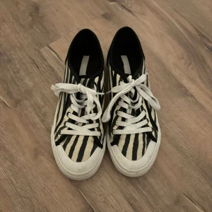 zebra skor - zebra skor, finns täcken på användning då dom är lite smutsiga men annars i bra skick!!💕