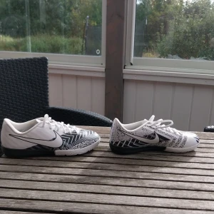 Nike skor - Sälljer mina nike gympa/ fotbolls skor alldrig använda köpte dom för 800kr pris går att diskutera