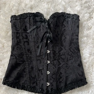 Korsett topp - Endast använd 1 gång, perfekt till halloween outfiten❤️💕❤️‍🩹😊