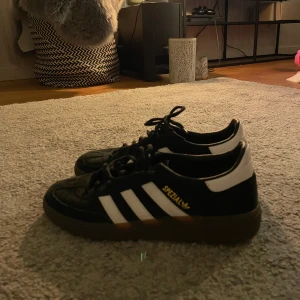 Adidas skor - Så schyssta aridas skor men kommer dessvärre inte till använding🩷🩷