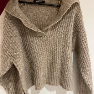 Stickad tröja  - Stickad tröja från Gina🤎🤍🤎🤍