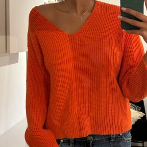 Stickad tröja  - Säker denna superfina orangea stickade tröja från H&M. Tröjan är använd några gången och är i superbra skick! 