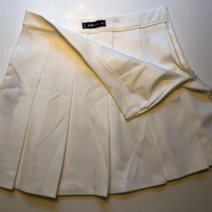 Vit kort plissekjol - Vit kort plissekjol, oanvänd 