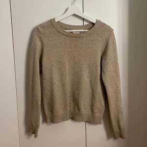 Stickad tröja - Stickad tröja från vila köpt på salt i mycket bra skick💗🍁