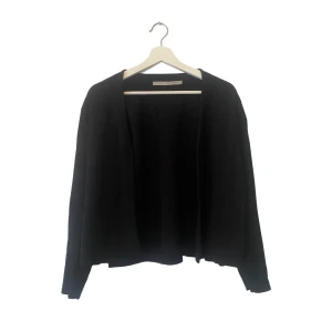 Svart kavaj från Tiger of Sweden - Säljer en stilren svart kavaj från Tiger of Sweden i storlek S. Perfekt för både vardag och fest. Kavajen har en klassisk design med långa ärmar och är tillverkad i ett högkvalitativt material som ger en elegant look.