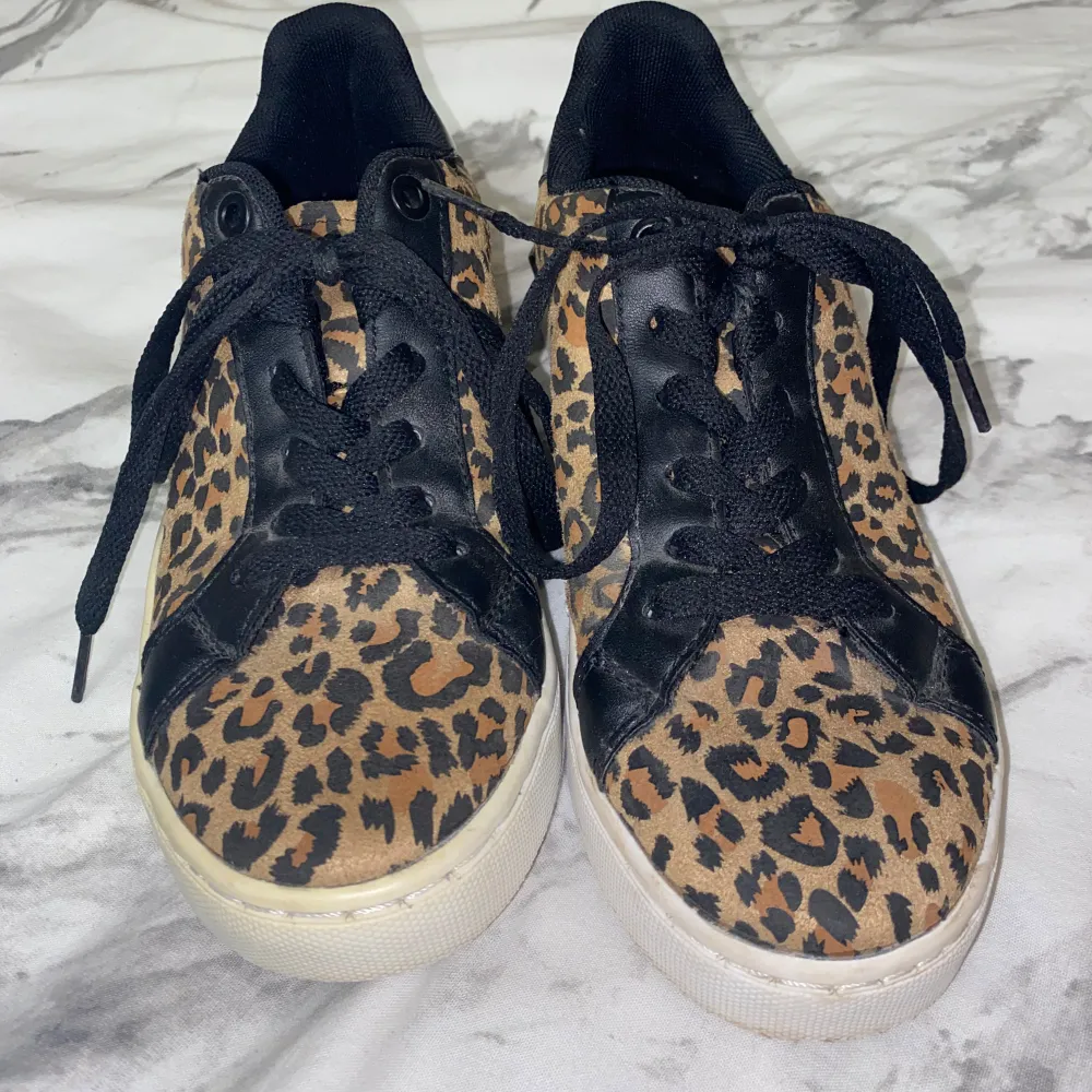 Leopardskor i storlek 37. Jag vill mest se vad folk är villiga att ge för skorna. Om det är stort intresse och många vill köpa blir minstapriset runt 150 kr. Men vi får se, har inte riktigt bestämt. Det går att diskutera.. Kengät.