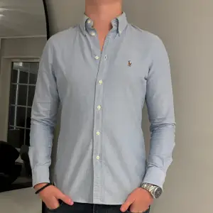 En mycket snygg skjorta från Ralph Lauren! Skick 8/10 saknas en knapp på högra armen. Storlek S men sitter som XS. Jag på bilden är 174 och väger 65 kg! Hör av er!🤩