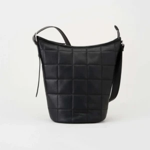 Tiger of Sweden Abelia Bag Black - Mycket bra skickt / Sparsamt använd, justerbart band / Nypris 3500/  100% leather  / 32 x 20 x 18 cm