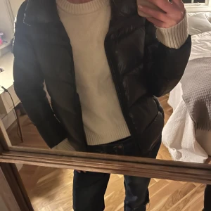 Colmar Jacka - Skit snygg colmar vinterjacka. Säljer denna eftersom jag vill köpa en jacka med luva då denna inte har någon. Nypris är 5800kr. Den är dock väl använd men inga defekter.