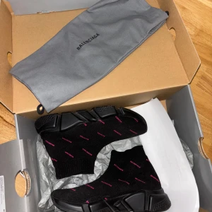 Balenciaga speed - Skor från balenciaga, jättefint skick använda Max 3 gånger. Kvitto finns. Storlek 37 men passar 38