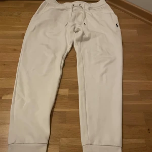 Ralph Lauren Sweatpants - Säljer dessa Ralph Lauren mjukbyxorns i storlek S, väldigt sköna och bra kvalite. Pris kan alltid diskuteras vid snabb affär.💰