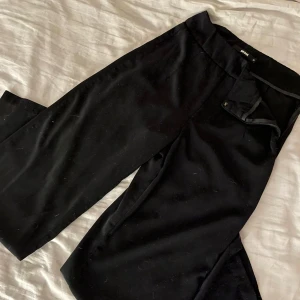 Bikbok kostymbyxor - Fina och sköna kostym liknande byxor från bikbok, är en dragkedja på sidan, sparsamt använda! Köpt för 399kr