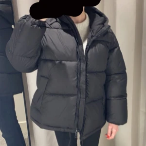 Jacka - Svart  jacka i väldigt fint skick och har inga defekter. Köptes för 1500kr. Kom privat för fler bilder på den.