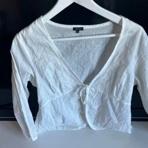 Söt blus - Super söt blus, den är väldigt liten i storlek skulle mer säga en liten medium eller small. Finns mer bilder vid intresse, pris går att diskutera