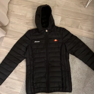 Vinterjacka ellesse - Säljer nu min nya vinterjacka då den inte kom till användning. En varm mysig, och snygg jacka som passar bra till kallare och fuktigare väder, jacka är i nyskick då den är använd Max 2 ggr. Köp!