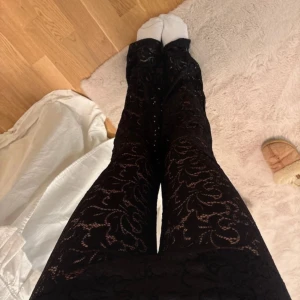 Spets byxor  - Spetsbyxor med inbyggd shorts från cazadonia i storlek M aldrig använda utsvängda och lågmidjade 