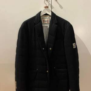 WTS  Moncler Gamme Bleu Cashmere Blazer. Size 2.  Cashmere utsida, dunfodring insida.   Condition: 7,5/10  Mitt pris: 3509.  Kan mötas i centrala Stockholm eller frakt (köparen betalar frakt).