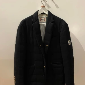 Moncler Gamme Bleu Cashmere Blazer - WTS  Moncler Gamme Bleu Cashmere Blazer. Size 2.  Cashmere utsida, dunfodring insida.   Condition: 7,5/10  Mitt pris: 3509.  Kan mötas i centrala Stockholm eller frakt (köparen betalar frakt).