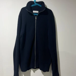 Full zip tröja - Full zip tröja i navy blue. Från jack and jones. Nypris 499kr. Skick 8/10. Använd en höst. 