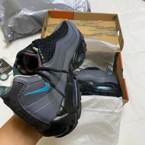 Air Max 95 Corteiz- Gridiron - Nytt, med Nike-strumpor som present, storlek 43.