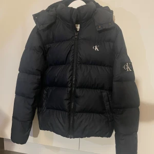 Calvin Klein jacka - använd 1 vinter, inga defekter storlek xs men passar xs-s