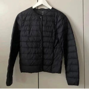 Uniqlo jacka - Säljer denna supersnygga jacka från uniqlo i storlek xs. Perfekt att ha över en tjockare tröja på hösten och våren. Jättebra skick då den bara är använd några gånger. Nypris 500 kr💗
