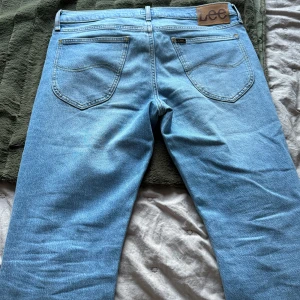 Lee jeans - Är i väldigt bra skick använd lite. Storlek 32 32