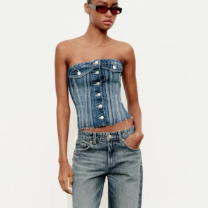 Jeans korsett - Jättesnygg jeans korsett från Zara, obs liten i storlek skulle säga den funkar bra för M eller lite större S. Knappt använd och inga defekter. Kontakta för fler bilder.