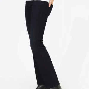 Ltb jeans - Säljer dessa snygga ltb jeans i valerie som är i färgen nattblå, dom är i storle w25 L34 men är insydda i midjan så är lite mindre i midjan. Dom är i superbra skick då dom inte har använts så många gånger💗