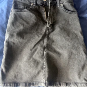 Medellång kjol köpt i h&m  - Den är jättefin lite streck material 