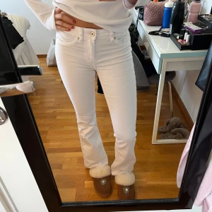 Jeans - Sjukt snygga till hösten! De är mid/low waist och aldrig använda 🍂🤍