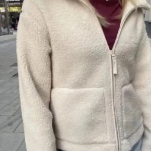 Trendig teddyjacka hm - En superfin teddyjacka från hm som är i bra skick.