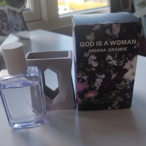 God is a Woman parfym - Säljer en 'God is a Woman' från Ariana Grande. Använd nån gång men nycket kvar i den. Kommer med orginql förpackning.