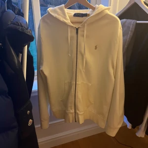 Ralph Lauren Zip - Säljer min skitsnygga Ralph lauren zip, pga att den var tyvärr för stor. Andvänt mycket lite och sparsamt. Nypris:2195kr Skriv gärna vid frågor. 🙀