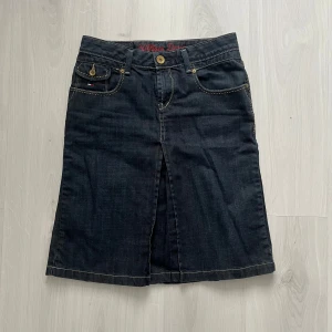 denim kjol - Skjolen är knäskålen längd, är i fint skick och oanvänd !!