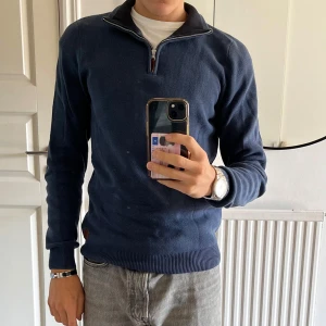 Stickad zip tröja  - Jag Säljer min snygga marinblå stickade tröja fårn Next. Den är i nyskick och i storlek S. Nypris ligger på 700kr. Kom gärna med prisförslag!