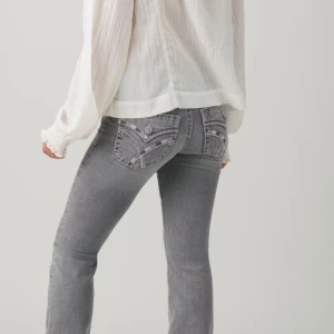 Grå jeans  - suuuper fina och trendiga jeans med ficka bak från Gina Tricot young🤍 Dom är i storlek 170 men passar mig som brukar ha storlek S, 34 och 36. Midjemått 39 cm rakt över och innerbenslängd 82cm🤍🤍 Använda 2 gånger