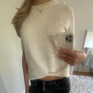 Stickad tröja  - Stickad t-shirt i nyskick! Super skönt matrial. I storlek xs/s. Hör av dig vid fråger och priset kan diskuteras! 🩷