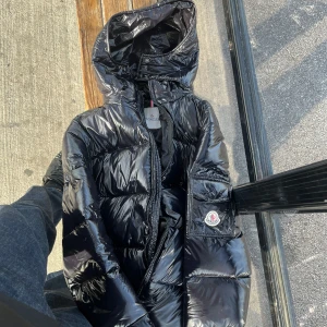 Moncler Maya - Säljer min Moncler Maya för ett bra pris. Nästan helt oanvänd för att den är lite liten på mig. Nfc funkar och jackan är Storlek M