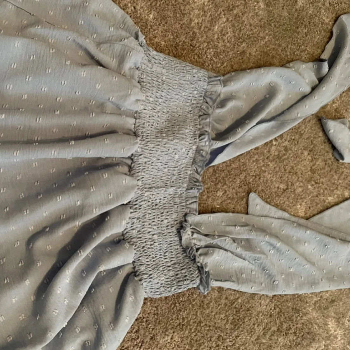 Ljusblå klänning med smockdetaljer - 91