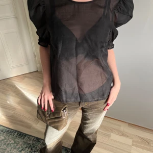 Meshtopp - Så fin meshtopp som passar perfekt med en spets bralett under. Perfekt fest topp. Relativt tajt över bysten.